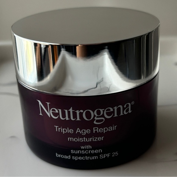 Neutrogena Triple Age Repair Daily Facial Moisturizer with SPF 25 Sunscreen - Picture 5 of 14